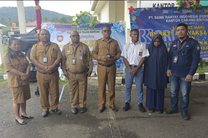 Revolusi Layanan Publik: Dukcapil Teluk Bintuni Sambut Inovasi 'Jaksa Peduli Anak' untuk Perlindungan Anak  Gambar : Pada Senin, 22 Juli, Plt. Kepala Dinas Kependudukan dan Catatan Sipil (Dukcapil) Kabupaten Teluk Bintuni, Fredrik Paduai, S.Sos (tengah), menyampaikan apresiasinya kepada Kejari Teluk Bintuni atas inovasi 'Jaksa Peduli