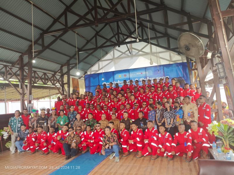 Pusat Pelatihan Teknik Industri dan Migas Teluk Bintuni (P2TIM-TB) menggelar acara pengukuhan dan pelepasan siswa Batch XIV Sebanyak 96 Siswa bertempat di Kampus Petro Tekno Kabupaten Teluk Bintuni, Jl. Raya SP 5, Kp. Beimes SP 5, Distrik Bintuni.