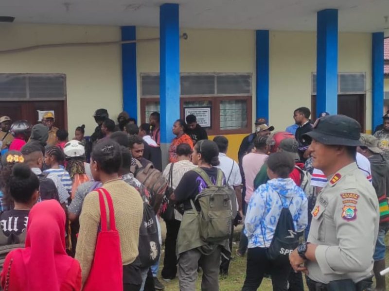 Tampak Kasat Sabhara Polres Teluk Bintuni, Iptu S. Marani bersama kerumunan pencaker di SMKN 1 Bintuni, Selasa (23/7) 