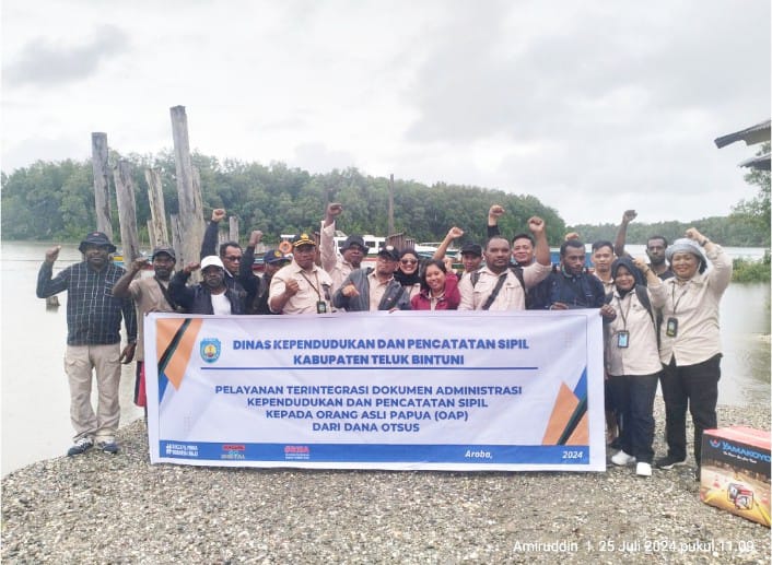 Petugas Dukcapil Teluk Bintuni. 