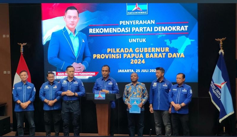 Calon Gubernur Papua Barat Daya (PBD), Abdul Faris Umlati, memberikan sambutan seusai menerima rekomendasi dari Ketua Umum Partai Demokrat, AHY. Rekomendasi tersebut diberikan kepada Abdul Faris Umlati dan Petrus Kasihiw untuk Pilkada Papua Barat Daya 2024. (Istimewa) 