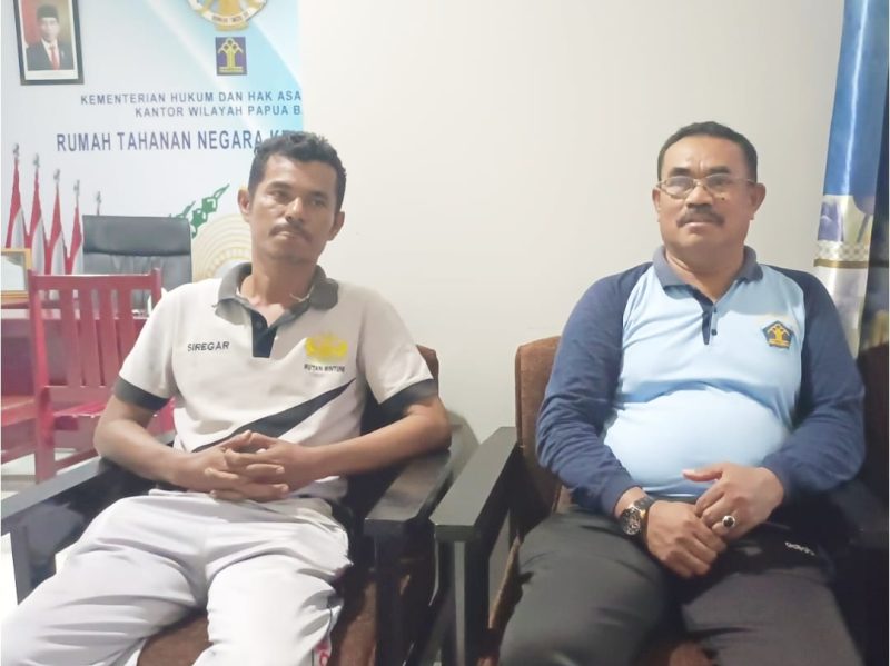 Kepala Rutan Kelas II B, Hamka Abdulah, didampingi Ketua Panitia HUT RI ke-79 (kiri) dan HUT Pengayoman Kementerian Hukum dan HAM ke-79, Kepala Sub Seksi Pelayanan Tahanan (YANTA) Ronald Daud Siregar. 
