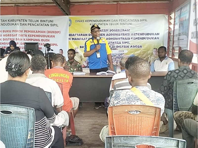 Sebelum melakukan pendataan, Plt Dukcapil Teluk Bintuni bersama tim, mengadakan kegiatan sosialisasi di Distrik Aroba pada Sabtu, 27 Juli 2024.
