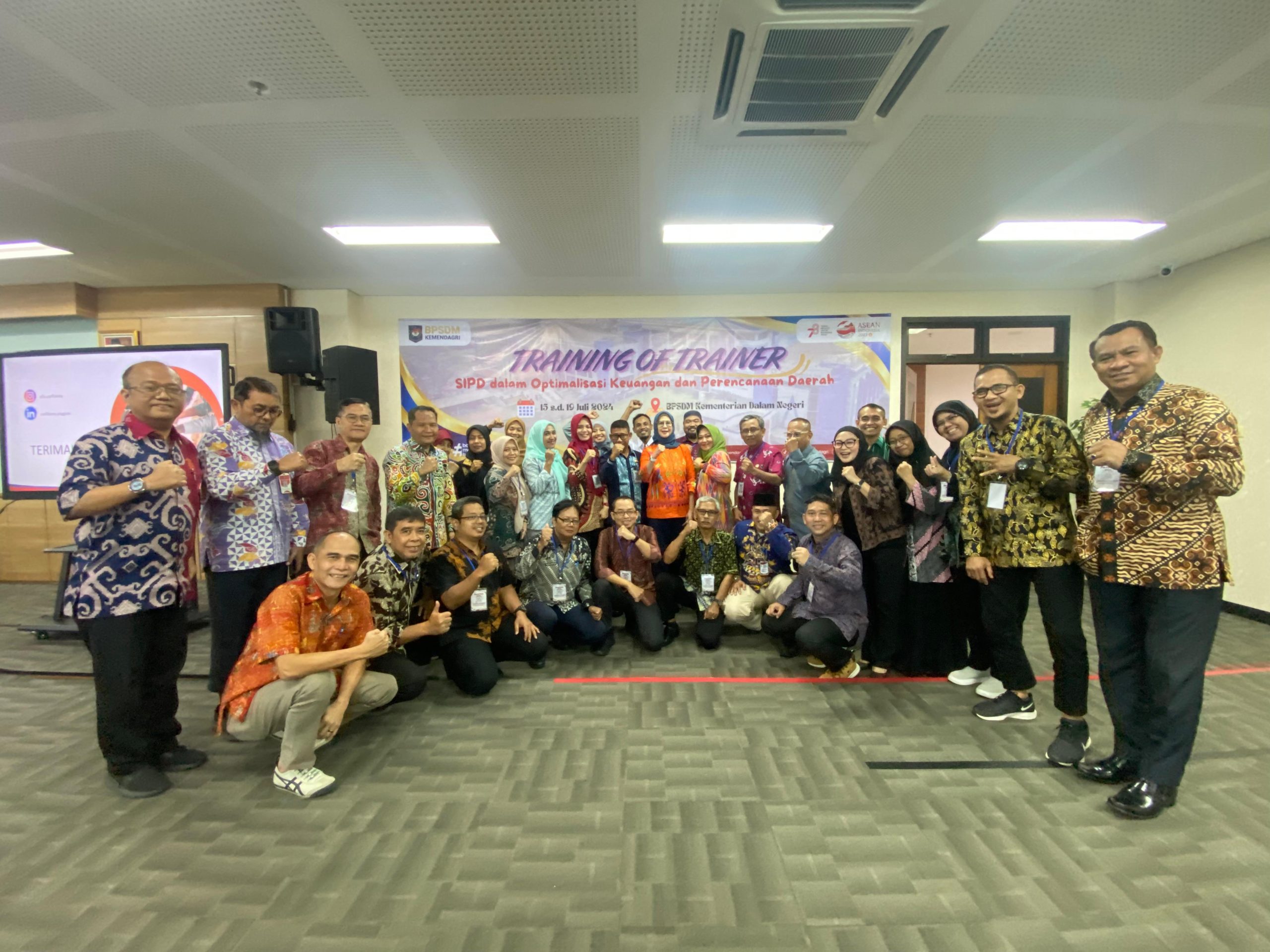 Mozzad Elkana Kindewara foto bersama dengan para Seniornya saat mengikuti Pelatihan di BPSDM Kemendagri, Jakarta.