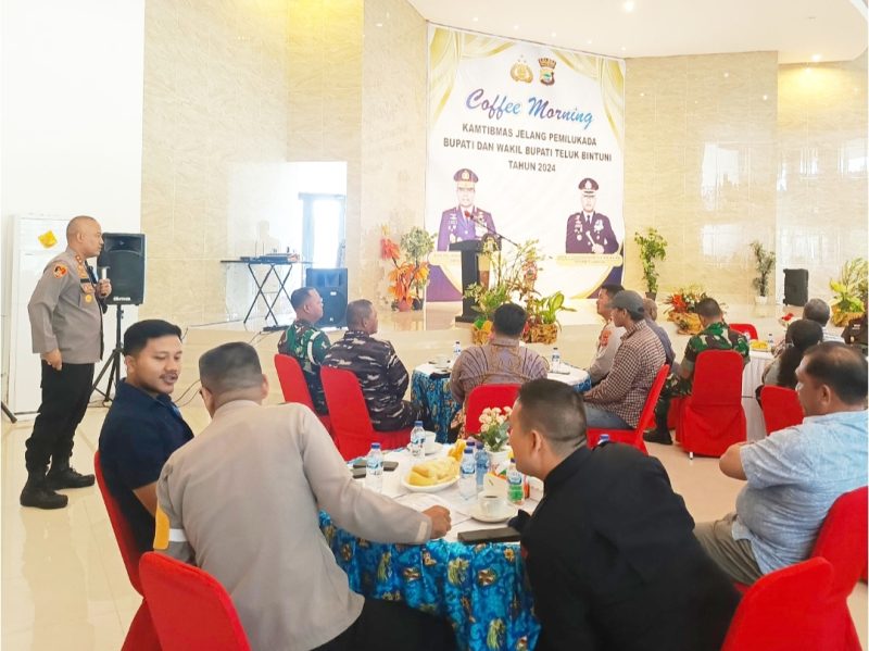 Kapolres Teluk Bintuni, AKBP Dr. H. Choiruddin Wachid, saat menyampaikan sambutannya dalam acara Coffee Morning, Kamis (25/7) 