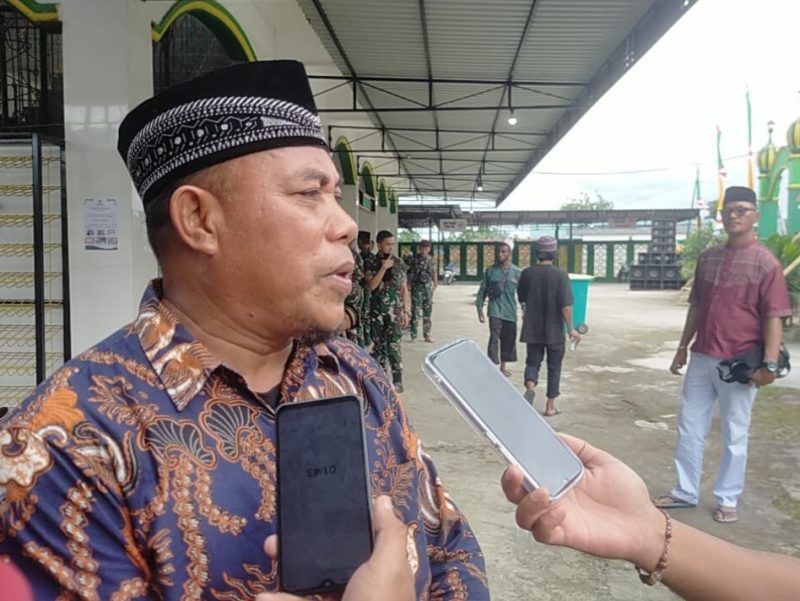 Ketua PHBI Teluk Bintuni, Sulaiman Rumwokas saat diwawancarai sebelum pelaksanaan Tabligh Akbar peringatan 1 Muharram 1446 Hijriah bersama   Al Habib Muhammad Hanif Bin Abdurrahman Alatthas  Minggu , 28 Juli 2024 di Masjid Al-Munawarah , Bintuni.  