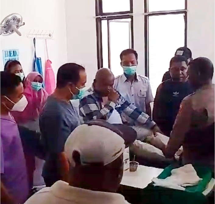 Tampak Pengacara senior mendapatkan pemeriksaan medis didampingi Direktur YLBH Sisar Matiti, Yohanes Akwan. (Sumber : tangkapan layar) 