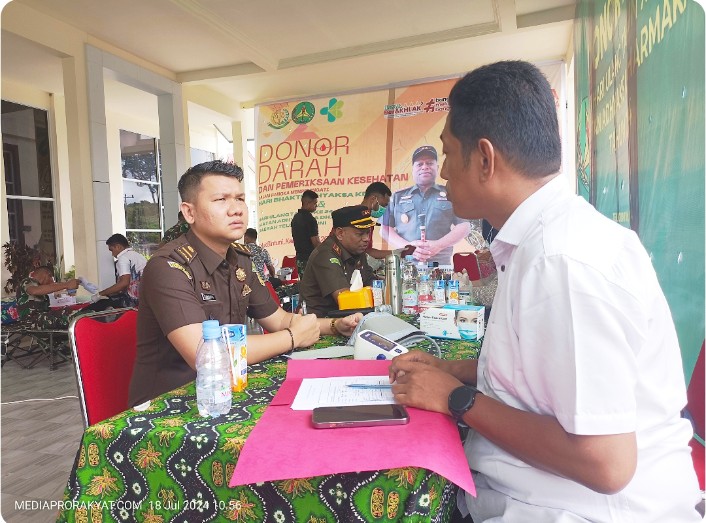 Tampak Kepala Kejaksaan Negeri Teluk Bintuni, Jusak E. Ayomi (memakai topi) melakukan pemeriksaaan kesehatan sebelum melakukan donor darah, Kamis (18/7/2024) 
