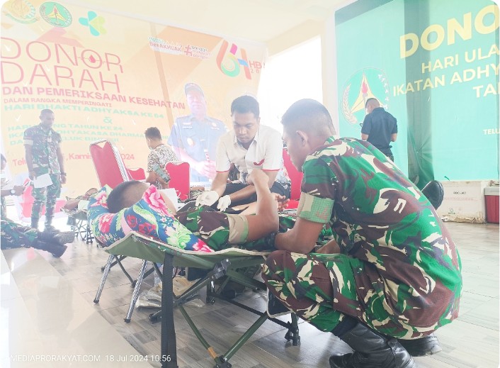 Tampak peserta donor darah dari Batalyon Infanteri 763/SBA sedang melakukan proses pengambilan darah oleh tim medis pada Kamis, 18 Juli 2024.
