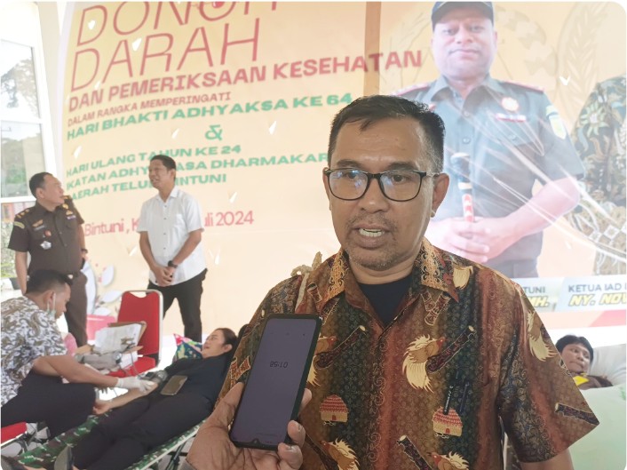 Direktur Rumah Sakit Umum Daerah (RSUD) Kabupaten Teluk Bintuni, Dokter Zadrak Anderias Tewernussa, Sp.B  , saat diwawancara. Kamis (18/7/2024) 