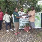 Plt Sekretaris Dinas Pertanian dan Kepala Bidang Perkebunan , Yanuarius Baru, S. Hut, menyerahkan bantuan bibit pala dan uang pemeliharaan kepada warga distrik Tuhiba, Jum'at (02/08/2024) 