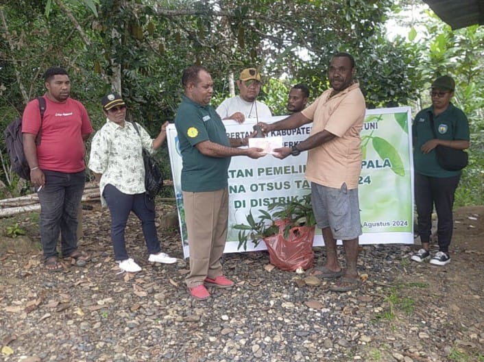 Plt Sekretaris Dinas Pertanian dan Kepala Bidang Perkebunan , Yanuarius Baru, S. Hut, menyerahkan bantuan bibit pala dan uang pemeliharaan kepada warga distrik Tuhiba, Jum'at (02/08/2024) 