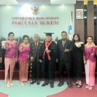 Foto bersama, Dr. Erwin Priyadi Hamonangan Saragih SH, M.H beserta keluarga dan Penguji Eksternal  Dr. Harli Siregar, S.H., M.Hum