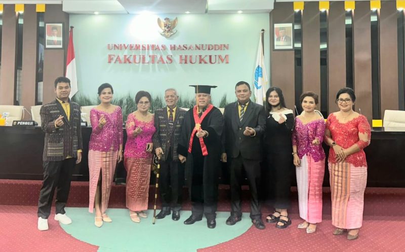Foto bersama, Dr. Erwin Priyadi Hamonangan Saragih SH, M.H beserta keluarga dan Penguji Eksternal  Dr. Harli Siregar, S.H., M.Hum
