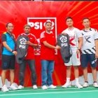 Tampak menggunakan kaos jersey berwarna merah, Yohanis Manibuy dan Joko Lingara, serta Ketua Umum PSI Kaesang Pangarep menggunakan kaos jersey berwarna putih, berjabat tangan dengan Yohanis Manibuy, Jumat (2/8/2024).