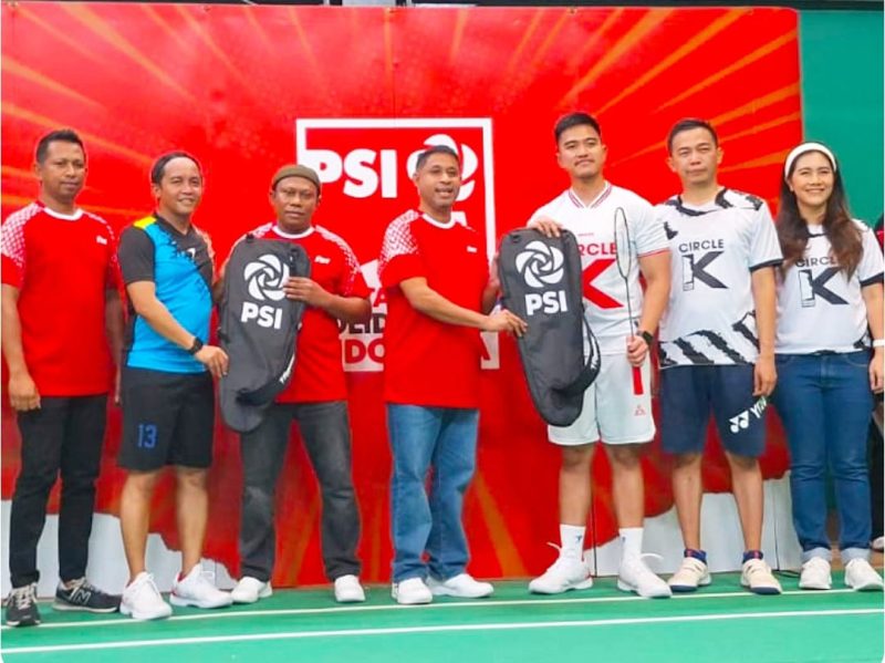 Tampak menggunakan kaos jersey berwarna merah, Yohanis Manibuy dan Joko Lingara, serta Ketua Umum PSI Kaesang Pangarep menggunakan kaos jersey berwarna putih, berjabat tangan dengan Yohanis Manibuy, Jumat (2/8/2024).