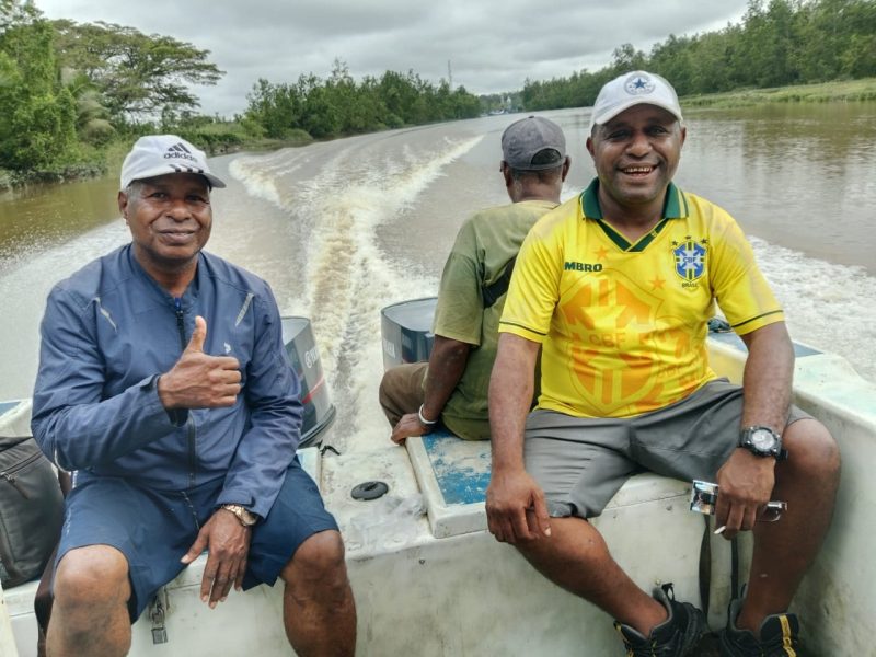 Yohanes Akwan, S.H., Kuasa Hukum Pemda Teluk Bintuni ( Kaos Kuning) , melakukan perjalanan ke lapangan bersama Tim NSH Project pada tanggal 29-30 Juli 2024. (Dokumen YLBH Sisar Matiti)
