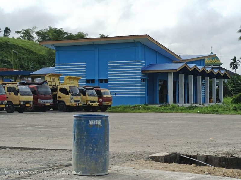 Tampak bangunan berwarna biru laut merupakan terminal penumpang di Pelabuhan Bintuni (foto Mediaprorakyat.com, Selasa, 7 Agustus 2024).