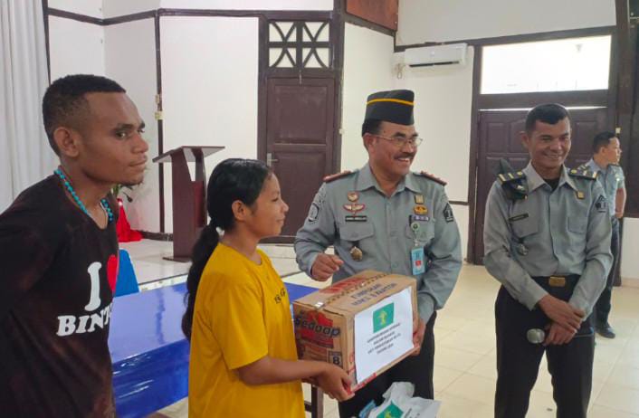 Pada Selasa, 6 Agustus, di Aula Santo Yohanes, Bintuni, Anjelika de Fatima Nana (putri) dan Simon K. Wombaibobo (putra) menerima bantuan untuk panti asuhan St. Yohanes,Kepala Rumah Tahanan Negara Kelas IIB Bintuni, Hamka Abdullah didampingi Kasubsi Pelayanan Tahanan, Ronal D. Siregar. Penyerahan ini disaksikan oleh Fr. Yosafat Yulianus SVD, Sr. Clementia Jabarmase TMM, staf Rutan Kelas IIB Teluk Bintuni, dan anak-anak panti asuhan.
