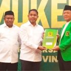 Plt. Ketua Umum PPP, Muhamad Mardiono (kiri) menyerahkan Model B.1 KWK kepada Calon Bupati Teluk Bintuni, Yohanis Manibuy, didampingi Calon Wakil Bupati Teluk Bintuni, Joko Lingara, Selasa (6/8). Foto: Saragih/MPR