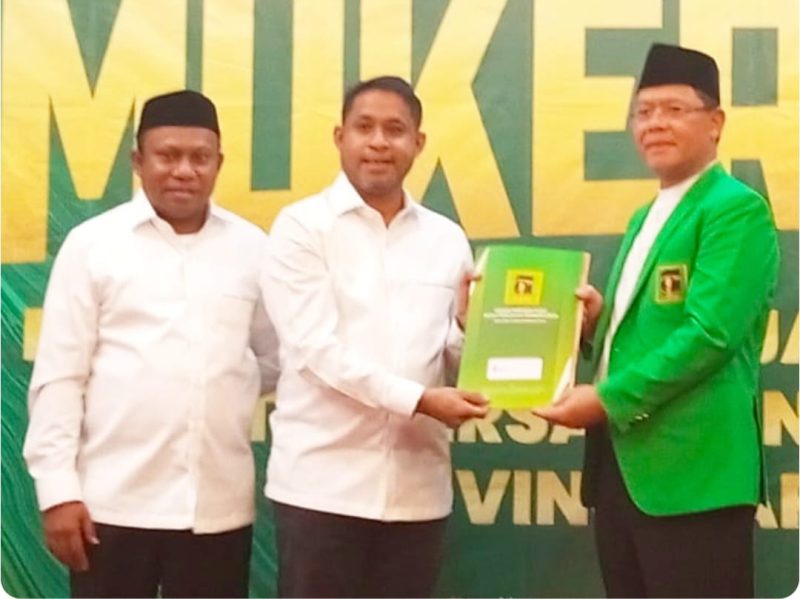 Plt. Ketua Umum PPP, Muhamad Mardiono (kiri) menyerahkan Model B.1 KWK kepada Calon Bupati Teluk Bintuni, Yohanis Manibuy, didampingi Calon Wakil Bupati Teluk Bintuni, Joko Lingara, Selasa (6/8). Foto: Saragih/MPR