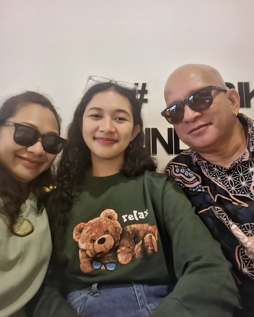 Racquel Hennyette Putri Tungga Karubaba foto bersama kedua orangtuanya, Luis Chrestian Tungga dan Angel Jacklyn Karubaba.