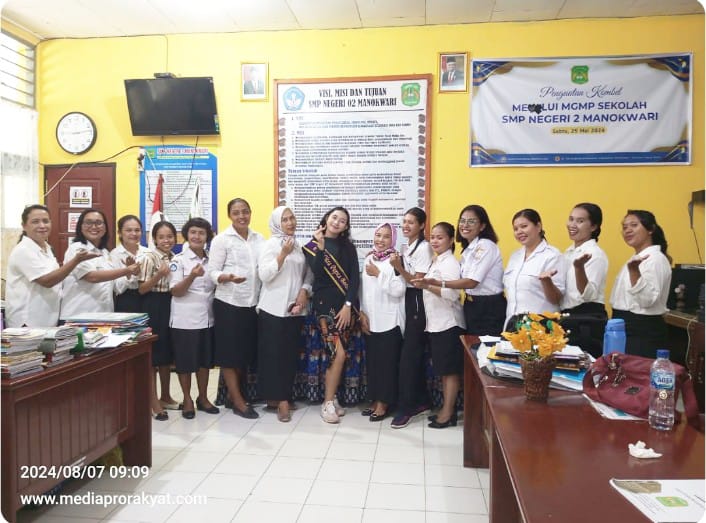 Foto bersama :Finalis Putri Citra Indonesia 2024 , Racquel Hennyette Putri Tungga Karubaba bersama Para Guru SMPN 2 Manokwari