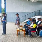 Plt Sekda Teluk Bintuni saat memberikan arahan kepada peserta apel gabungan di Gelanggang Argosigemarai, Kamis (8/8) 