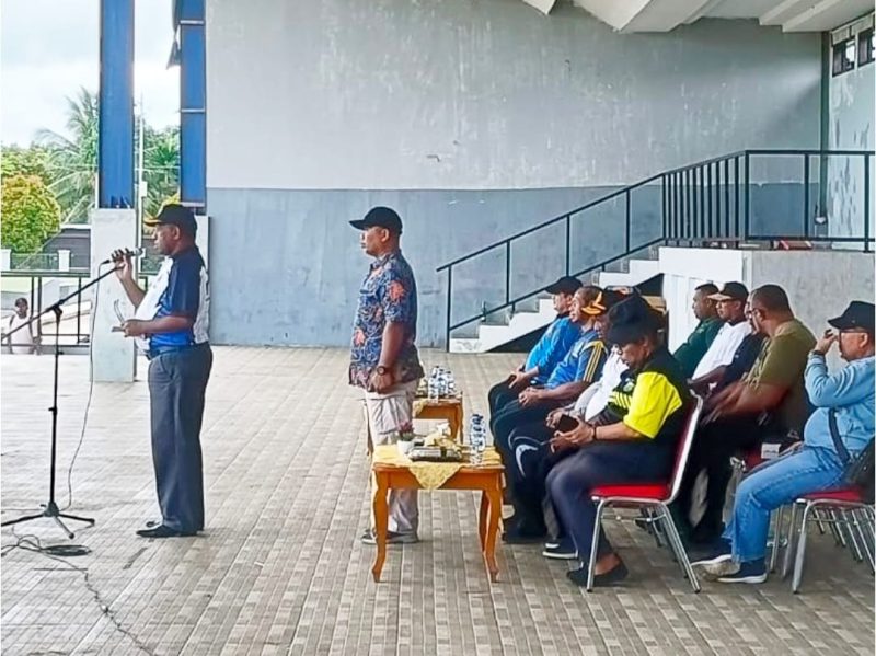 Plt Sekda Teluk Bintuni saat memberikan arahan kepada peserta apel gabungan di Gelanggang Argosigemarai, Kamis (8/8) 