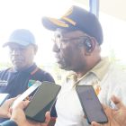 Plt. Kepala BKPP Teluk Bintuni, Derek Asmuruf, didampingi Sekretaris BKPP, Sefnat Manikrow, saat diwawancarai wartawan terkait Seleksi Terbuka JPTP Teluk Bintuni pada Kamis (8/8/2024).