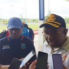 Plt. Kepala BKPP Teluk Bintuni, Derek Asmuruf (baju putih) didampingi Sekretaris BKPP, Sefnat Manikrow, saat diwawancarai wartawan terkait Seleksi Terbuka JPTP Teluk Bintuni pada Kamis (8/8/2024).