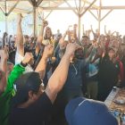 Tampak simpatisan YOJOIN mengepalkan tangan dengan semangat memberikan dukungan setelah rapat terbuka di Posko YOJOIN Kampung Lama pada Jumat, 9 Agustus sore