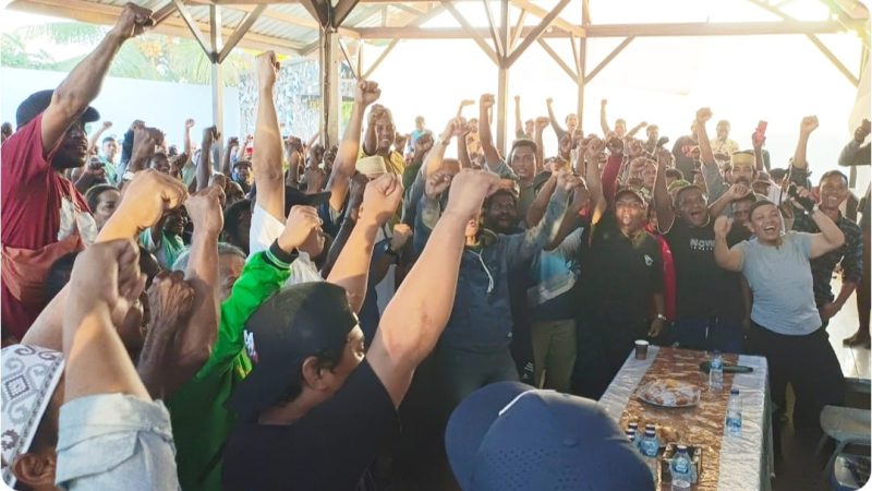 Tampak simpatisan YOJOIN mengepalkan tangan dengan semangat memberikan dukungan setelah rapat terbuka di Posko YOJOIN Kampung Lama pada Jumat, 9 Agustus sore