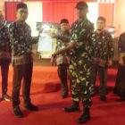 Ketua KPU Teluk Bintuni menyerahkan berita acara hasil rekapitulasi DPS.