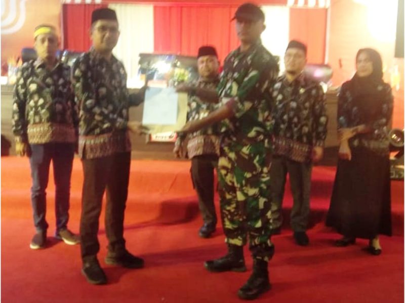 Ketua KPU Teluk Bintuni menyerahkan berita acara hasil rekapitulasi DPS.
