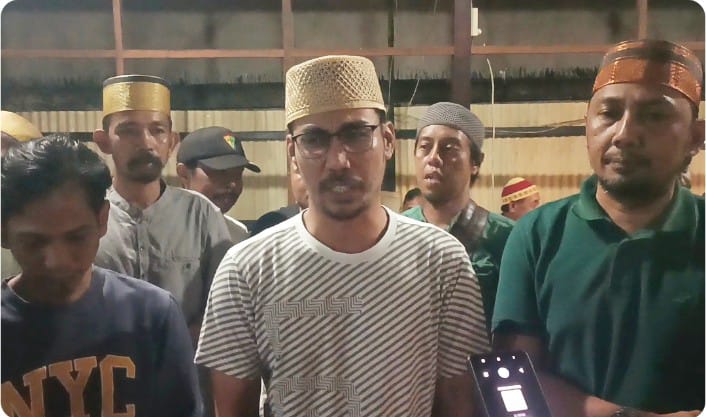 Ketua KKSS Teluk Bintuni Erwin Beddu Nawawi (baju putih) melakukan konferensi pers terkait isu dirinya  bawa KKSS ke Ranah Politik , Senin malam (12/8) 