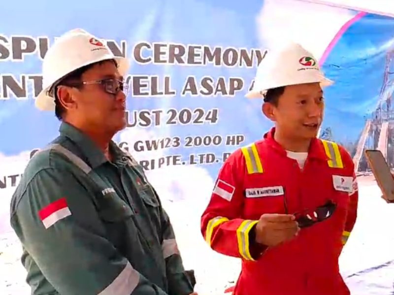 Tampak Dadang Procabana, Manager Genting Oil Kasuri mendampingi Galih W. Agusetiawan, Kepala Departemen Formalitas dan Komunikasi SKK Migas Pamalu saat memberikan keterangan kepada wartawan,  Rabu (14/8/2024) 