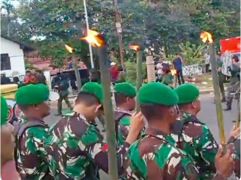 Tampak Prajurit TNI AD membawa obor. Foto Saragih. 