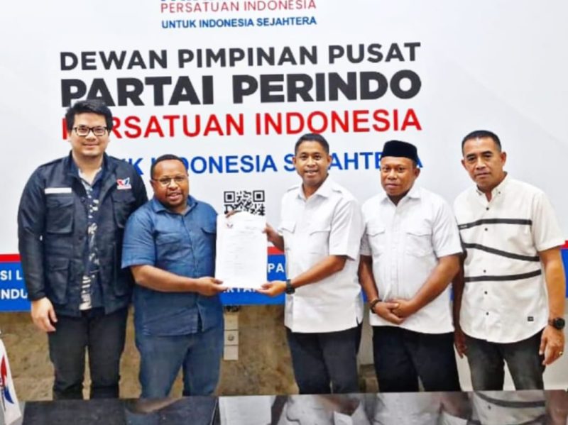 DPP Partai Perindo menginstruksikan kader untuk tegak lurus memenangkan pasangan YO JOIN dalam Pilkada Teluk Bintuni 2024. Ketua DPW Perindo Papua Barat, Aloysius Paulus Siep, yang mengenakan baju biru, menyerahkan B1 KWK kepada bakal calon Bupati Teluk Bintuni, Yohanis Manihuy.