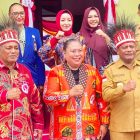 Ny. Priska Pricilia Kasihiw meresmikan Gedung Dekranasda di Teluk Bintuni. Dalam sambutannya, ia menekankan pentingnya gedung ini sebagai sarana untuk mendukung dan mendorong perekonomian lokal. Gedung ini diharapkan dapat menjadi pusat pengembangan dan promosi produk-produk kerajinan daerah, yang akan memberikan dampak positif bagi kesejahteraan masyarakat setempat.