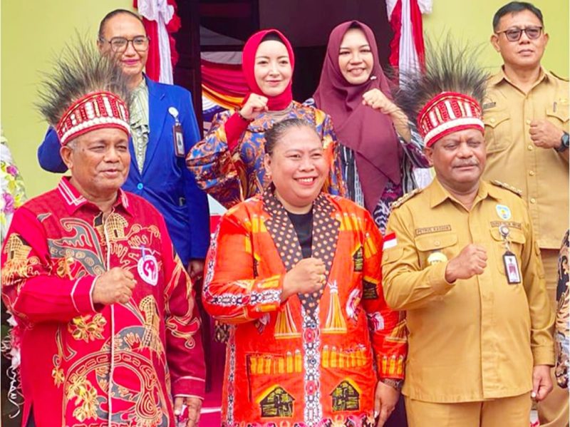 Ny. Priska Pricilia Kasihiw meresmikan Gedung Dekranasda di Teluk Bintuni. Dalam sambutannya, ia menekankan pentingnya gedung ini sebagai sarana untuk mendukung dan mendorong perekonomian lokal. Gedung ini diharapkan dapat menjadi pusat pengembangan dan promosi produk-produk kerajinan daerah, yang akan memberikan dampak positif bagi kesejahteraan masyarakat setempat.