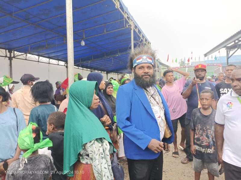 Tampak Sekretaris DPD PAN Teluk Bintuni, Roy Masyewi bersama Simpatisan YO JOIN, Kamis pagi (29/8) 