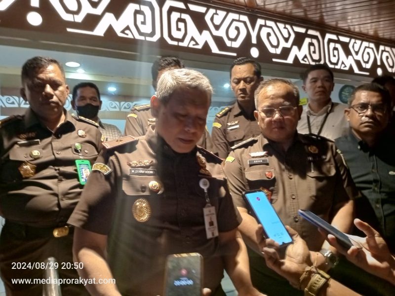 Kajati PB Mohammad Syarifuddin SH, M.Hum Berikan Keterangan kepada Wartawan dalam Wawancara pada Kamis, 29 Agustus