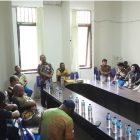 Mantan Pjs Bupati Teluk Bintuni, yang kini menjabat sebagai Kepala Satuan Polisi Pamong Praja (Kasat Pol PP) Provinsi Papua Barat, Agustinus M. Rumbino, S.IP, memberikan arahan saat acara ramah tamah di Teluk Bintuni pada Kamis pagi, 1 Agustus.