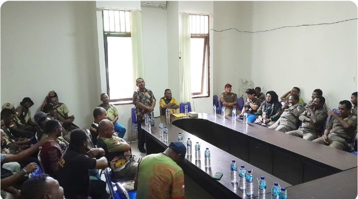 Mantan Pjs Bupati Teluk Bintuni, yang kini menjabat sebagai Kepala Satuan Polisi Pamong Praja (Kasat Pol PP) Provinsi Papua Barat, Agustinus M. Rumbino, S.IP, memberikan arahan saat acara ramah tamah di Teluk Bintuni pada Kamis pagi, 1 Agustus.