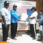 Dukcapil Teluk Bintuni Melayani Hingga Ke Kampung-Kampung Fredrik Paduai: Dibutuhkan Pemimpin Yang Siap Melayani  Plt. Dukcapil ( mengenakan baju berlengan panjang) menyerahkan Buku Pokok Pemakaman (Bupok) dan Buku Agregat Data Kependudukan untuk distrik dan kampung di Kabupaten Teluk Bintuni tahun 2024. (Dokumentasi: Amiruddin)