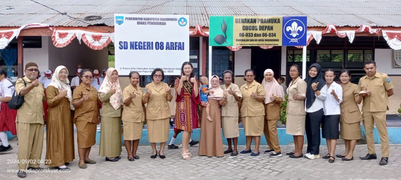 Racquel Hennyette Putri Tungga Karubaba, Foto bersama Guru SD Negeri 08 Arfai..