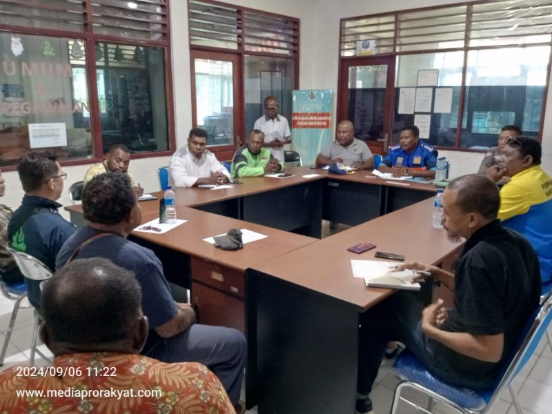 Suasana saat Pertemuan Para Pengurus ojek Konvensional dan Ojek Online Maxsim di kantor Dinas Perhubungan Manokwari