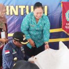 Bupati Teluk Bintuni turut serta mengikuti pelatihan membatik yang dilaksanakan oleh TP PKK Teluk Bintuni pada Senin, 9 September 2024.