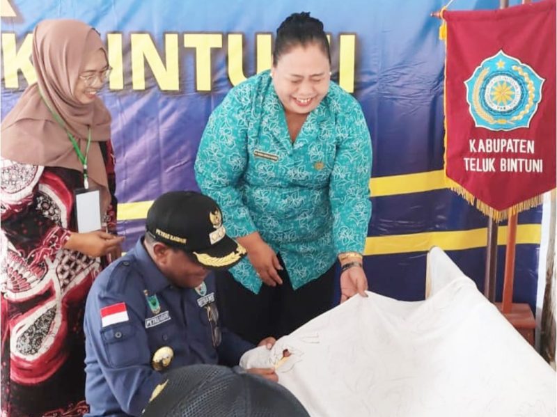 Bupati Teluk Bintuni turut serta mengikuti pelatihan membatik yang dilaksanakan oleh TP PKK Teluk Bintuni pada Senin, 9 September 2024.